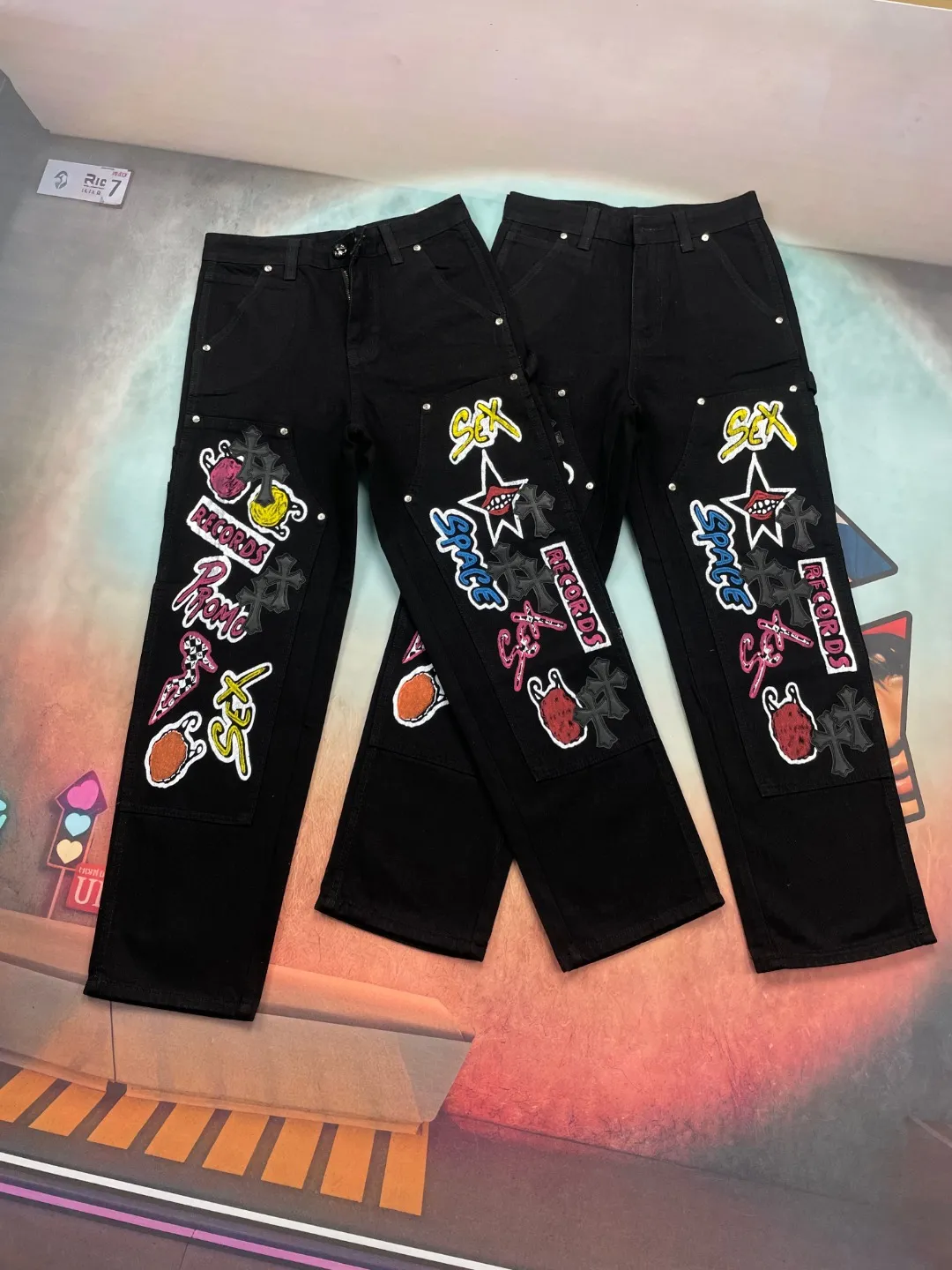 🅿️280 🔘Style number-KL168 🔘Croxin𝐂𝐡𝐫𝐨𝐦𝐞 𝐇𝐞𝐚𝐫𝐭 Sex Recprds limited edition black multi-element graffiti work jeans* produced by Croxin, the texture is simply invincible! It is a specially customized model made by Master DIY. It is unique, so you don’t have to worry about collisions at all! The various colorful graffiti elements on the pants, such as stars, lips and other patterns, are particularly eye-catching and full of street fashion. The three-dimensional cutting version is loose and comfortable, regardless of body shape. No matter you are tall or short, fat or thin, you will look taller and slimmer when wearing it. The same style for men and women, it can also be used as couple pants, it’s so versatile! The workmanship is even more exquisite, every detail is handled superbly, and the shape is stylish and crisp. No matter what season it is, these pants can easily be fashionable. They match well with any top and are a must-have for your wardrobe! The matching suggestions are as follows: Trendy hip-hop style: Pair the upper body with a loose colorful hooded sweatshirt, such as fluorescent green, bright orange and other bright colors. Wearing a baseball cap of the same color, large-frame sunglasses, a pair of high-top AJ sneakers, and a large-capacity backpack, the look is full of hip-hop style. Cool and handsome functional style: Wear a black bottoming shirt inside, a military green functional jacket outside, and black tactical boots. Tie a metal chain around your waist to add street coolness. If you go to a music festival or a trendy party, you will be the center of attention. Simple casual style: Pair with a simple white cotton T-shirt, a denim jacket, and white shoes. The overall design is simple and casual, suitable for daily shopping and dating, and can easily create a comfortable and fashionable feel.  Size: S M L XL (28.30.32.34) Color: Black
